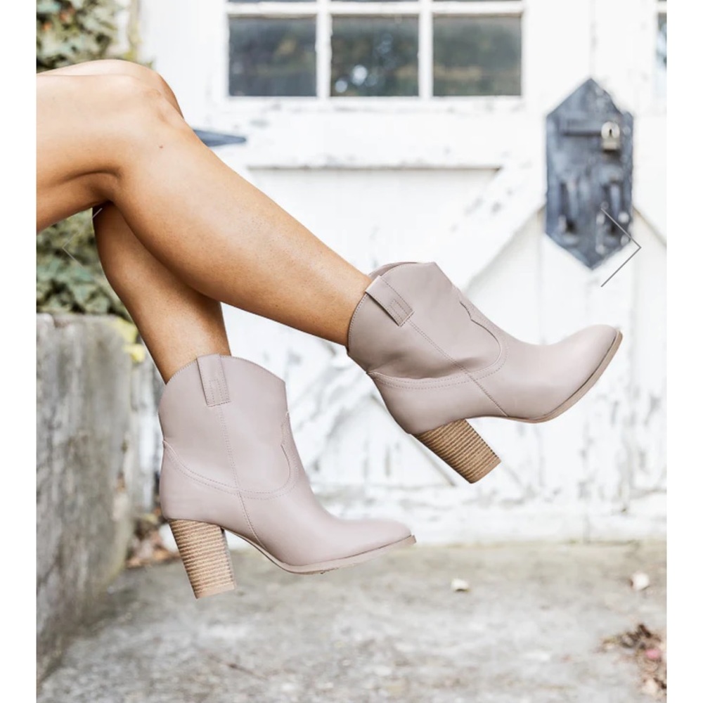 TAUPE ROUNDED TOE WESTERN STYLE BOOTIES SZ 8